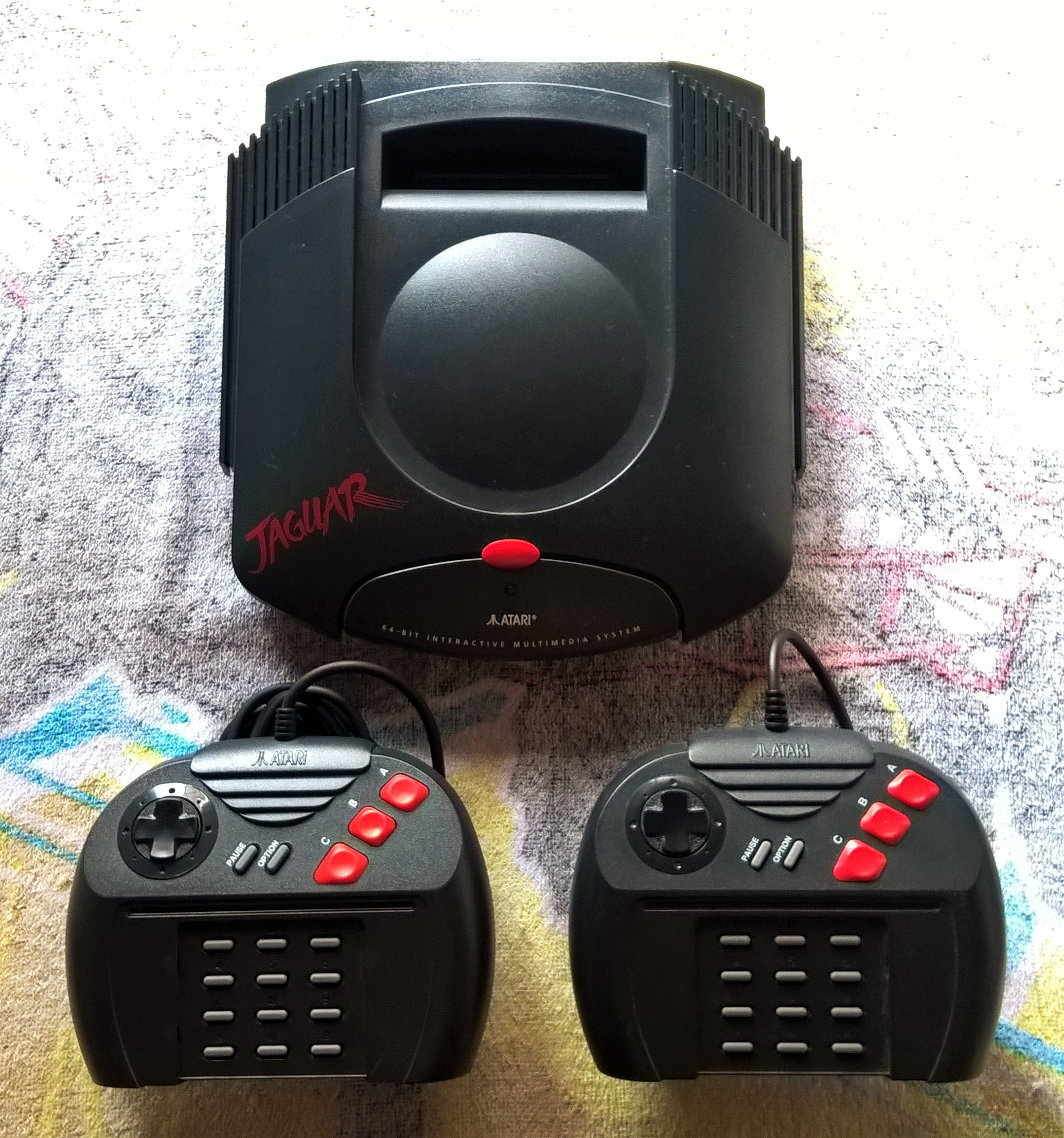 Meu exemplar de Atari Jaguar. Pivô de uma briga feia, é o meu videogame favorito por muitos motivos